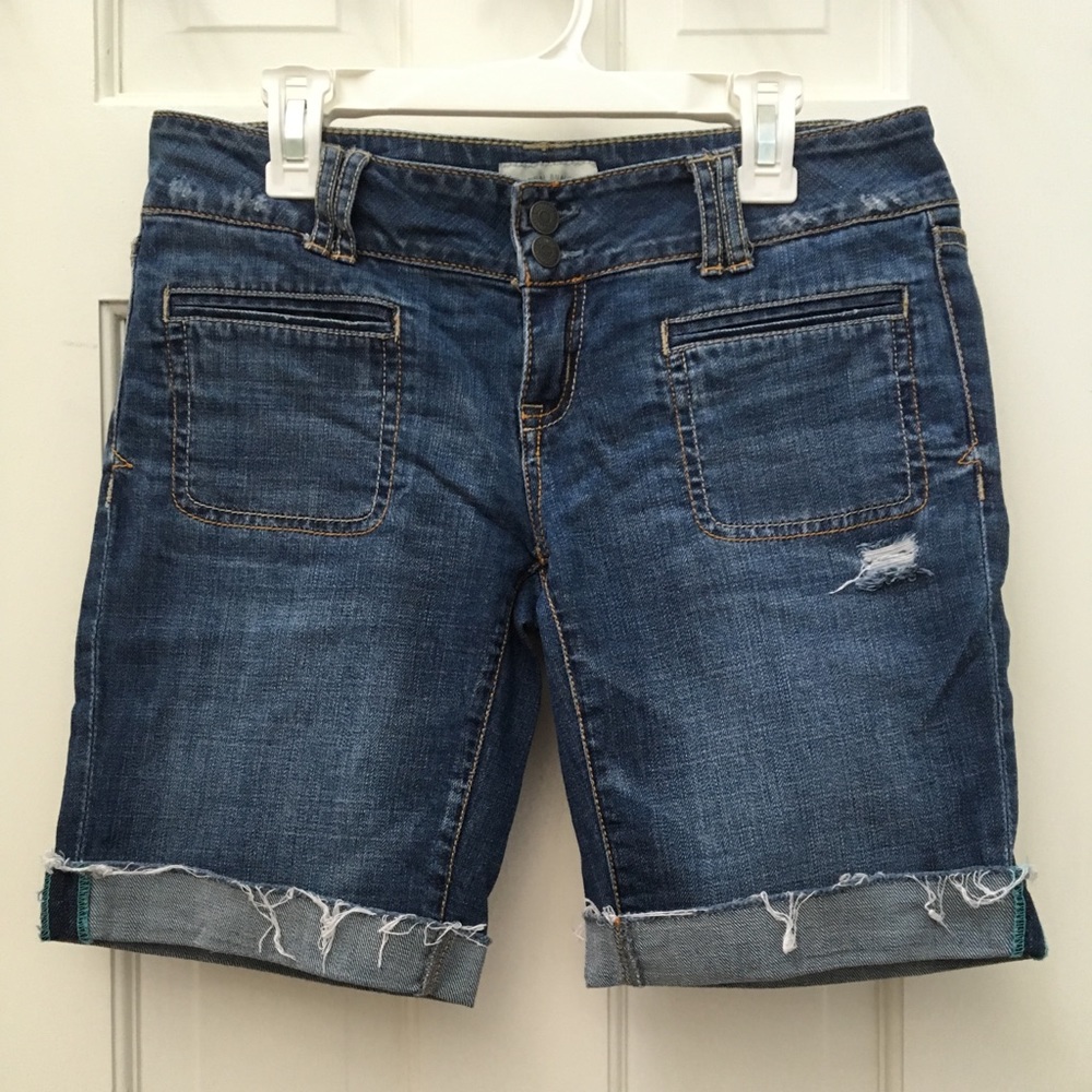 DISTRESSED DENIM CAPRIS